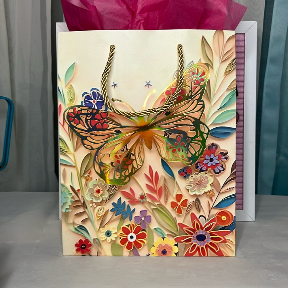 Gift Bag & Beauty Bundle - Picture 2 of 3